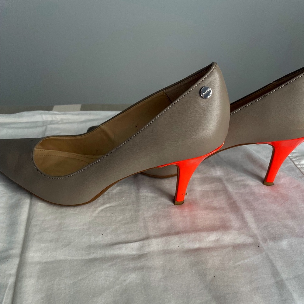 Calvin Klein Ashley pump. Mink and bright orange size 7.5